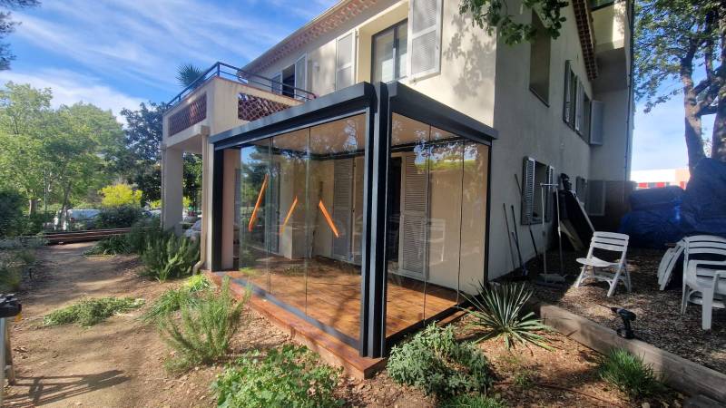 Conception et pose d’une véranda aluminium DUNE à Grasse de 18 m² avec LED intégrées, châssis coulissants les Alpes-Maritimes