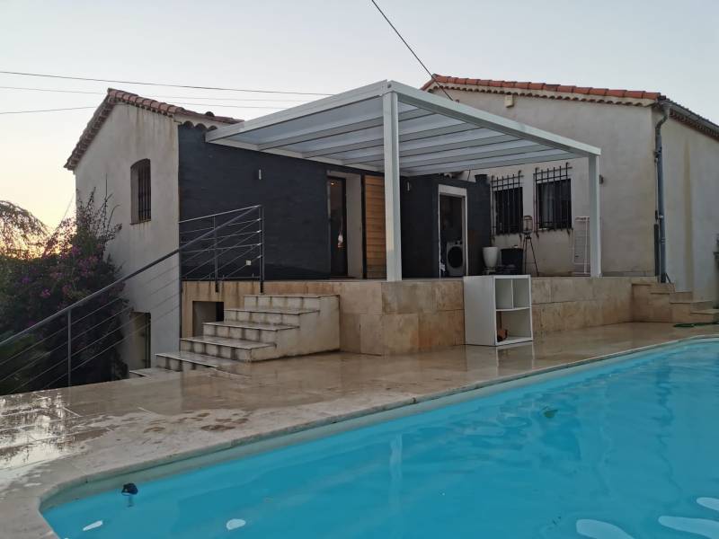 Installation d'une pergola à Vallauris par Rénovation Durable, concessionnaire Homkia