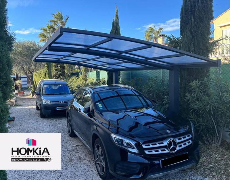 Double carport en aluminium noir abritant deux véhicules dans une villa moderne à Nice.