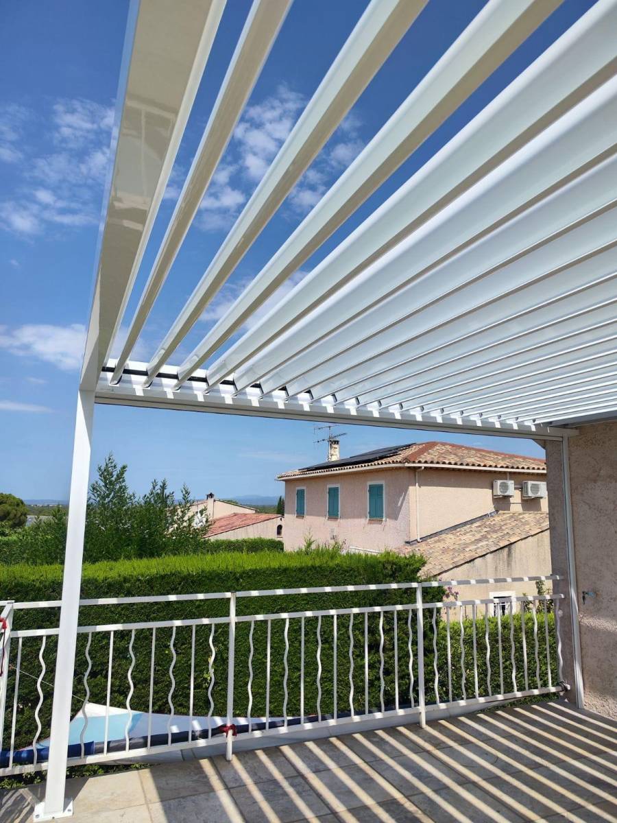 Installateur professionnel pergola bioclimatique à Antibes par Homkia Rénovation Durable