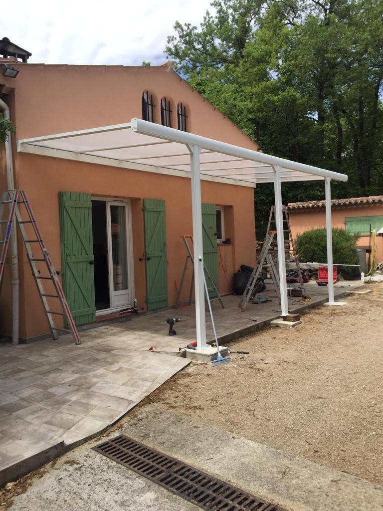 Pergola toit fixe en polycarbonate dans le 06