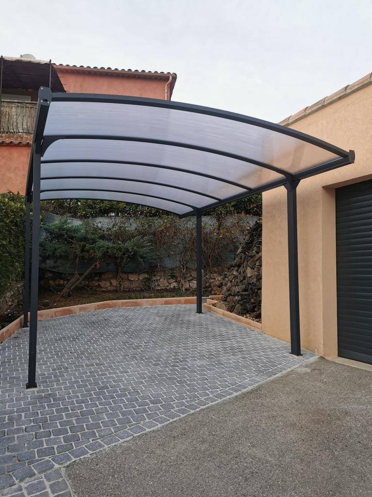 Installer un carport à toiture cintrée en aluminium gris anthracite pour villa moderne à Menton dans les Alpes-Maritimes