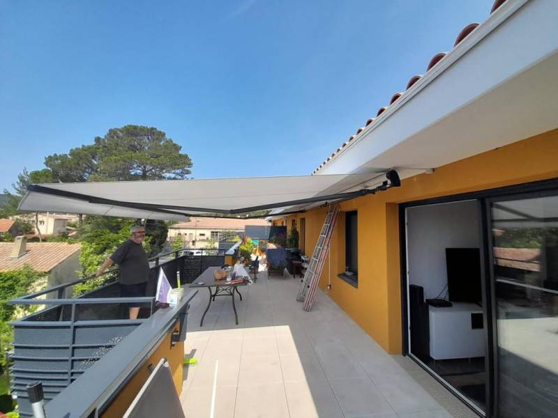 Pose d'un store banne design réalisé sur mesure dans une villa située près de Toulon dans le Var. 