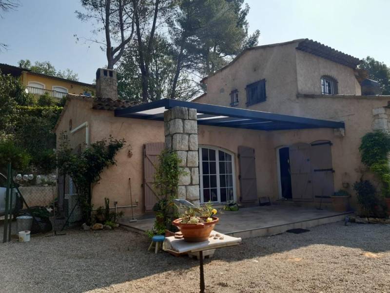 Pergola bioclimatique sur-mesure en aluminium installée sur une terrasse à Toulon, dans le Var, avec lames orientables et rétractables.