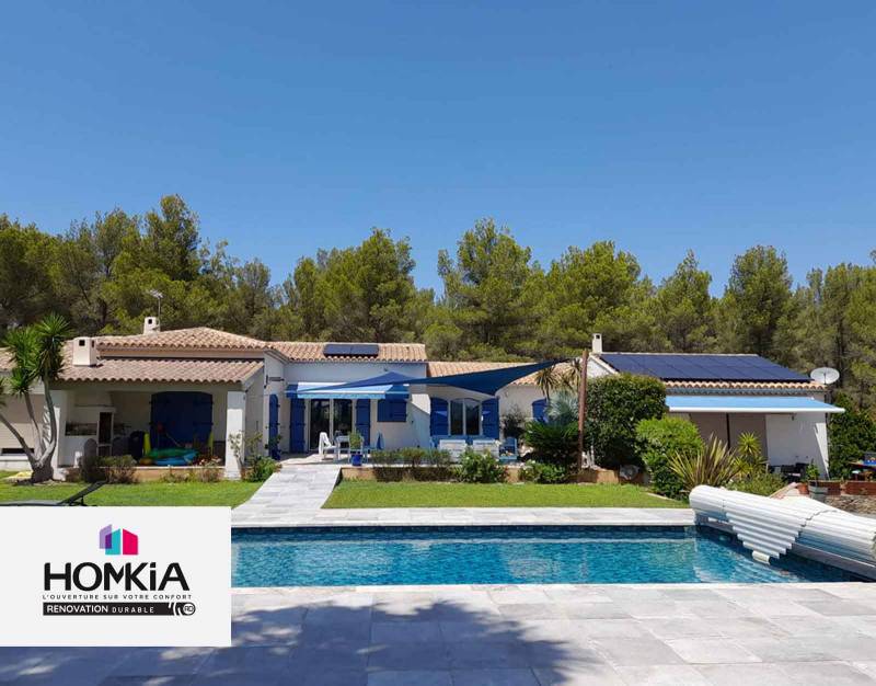 Installation des panneaux solaires sur le toit de la villa près de Toulon