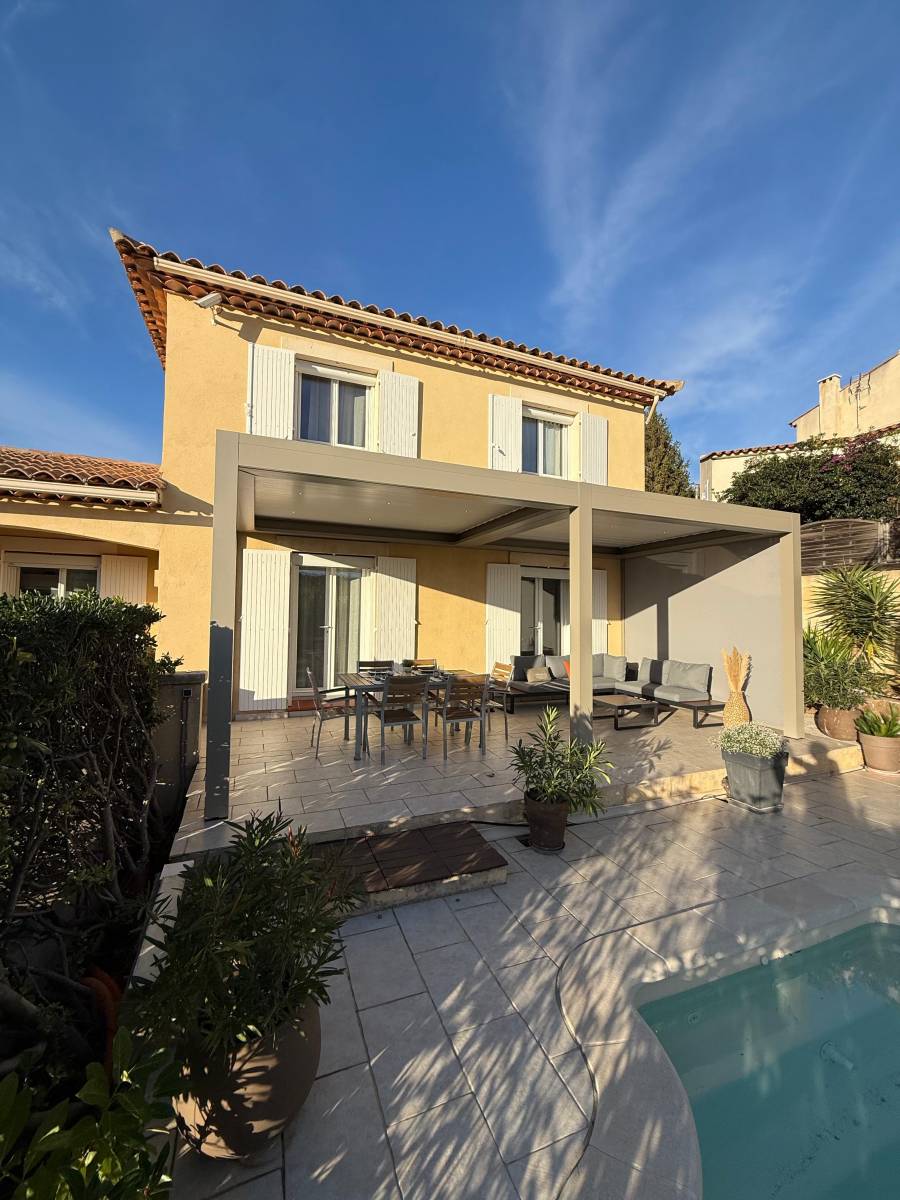 Installation d'une double pergola bioclimatique adossée en aluminium gris givré SP004 avec stores screens motorisés au Pradet dans le Var