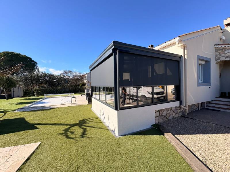 Installation d’une véranda de 15 m² avec toiture vitrée et fondations béton sur vide sanitaire aux Arcs dans le Var