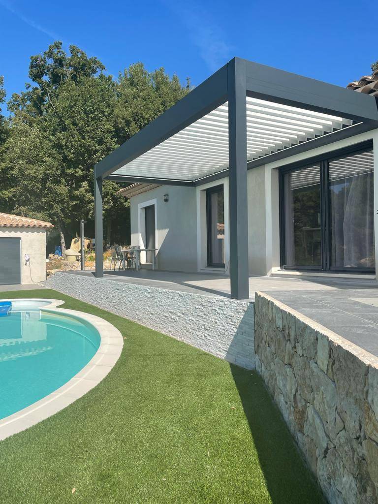Pergola  bioclimatique adossée gris anthracite et lames