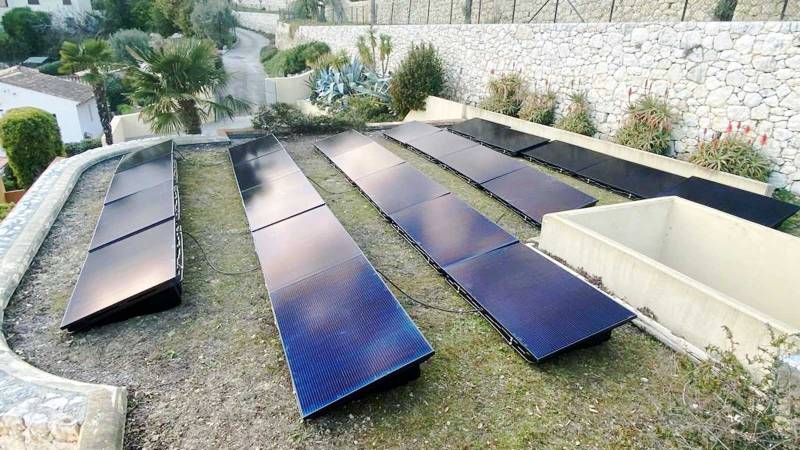 Installation de panneaux solaires en toiture dans le 06